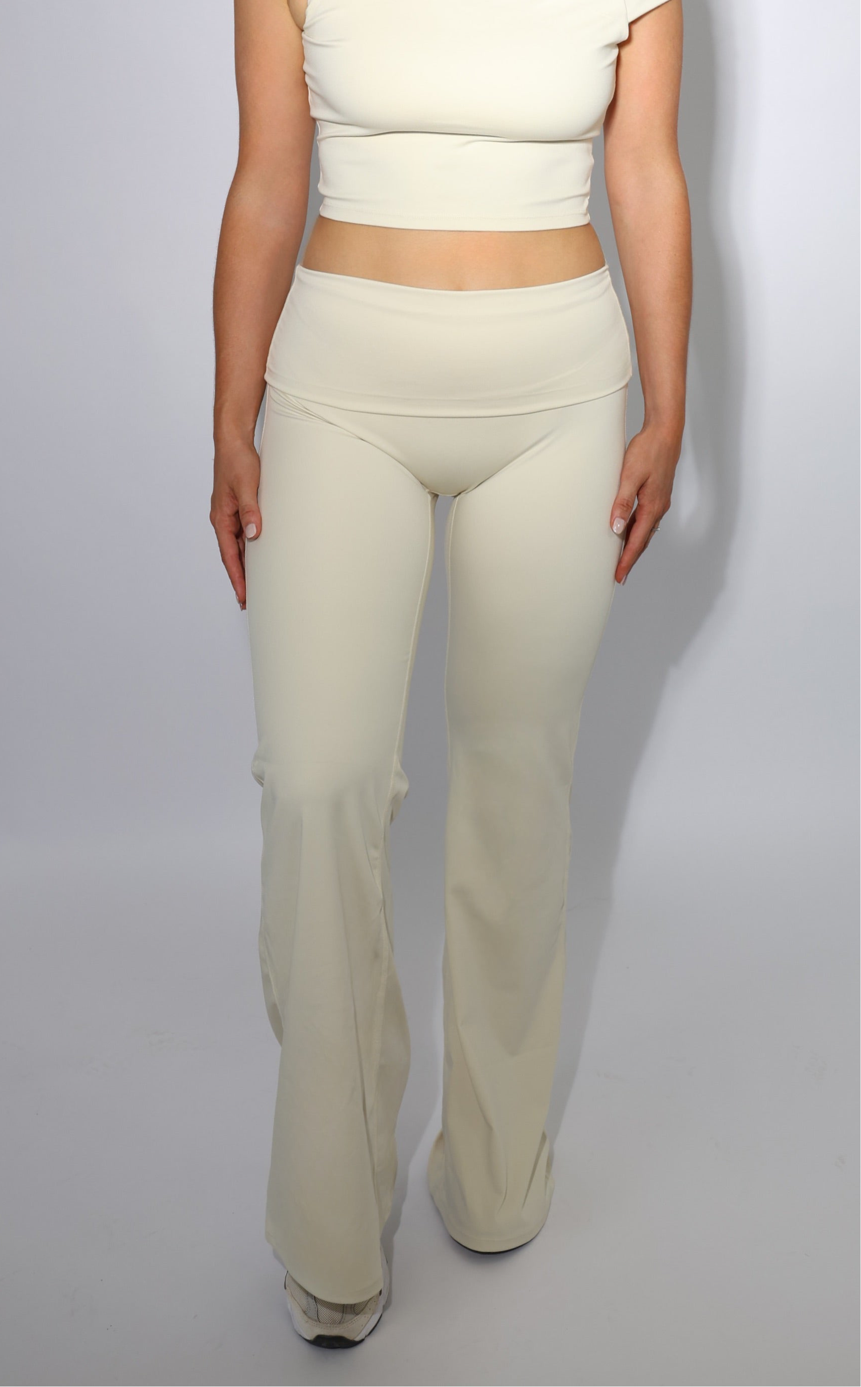 Pantalon évasé à taille retroussée