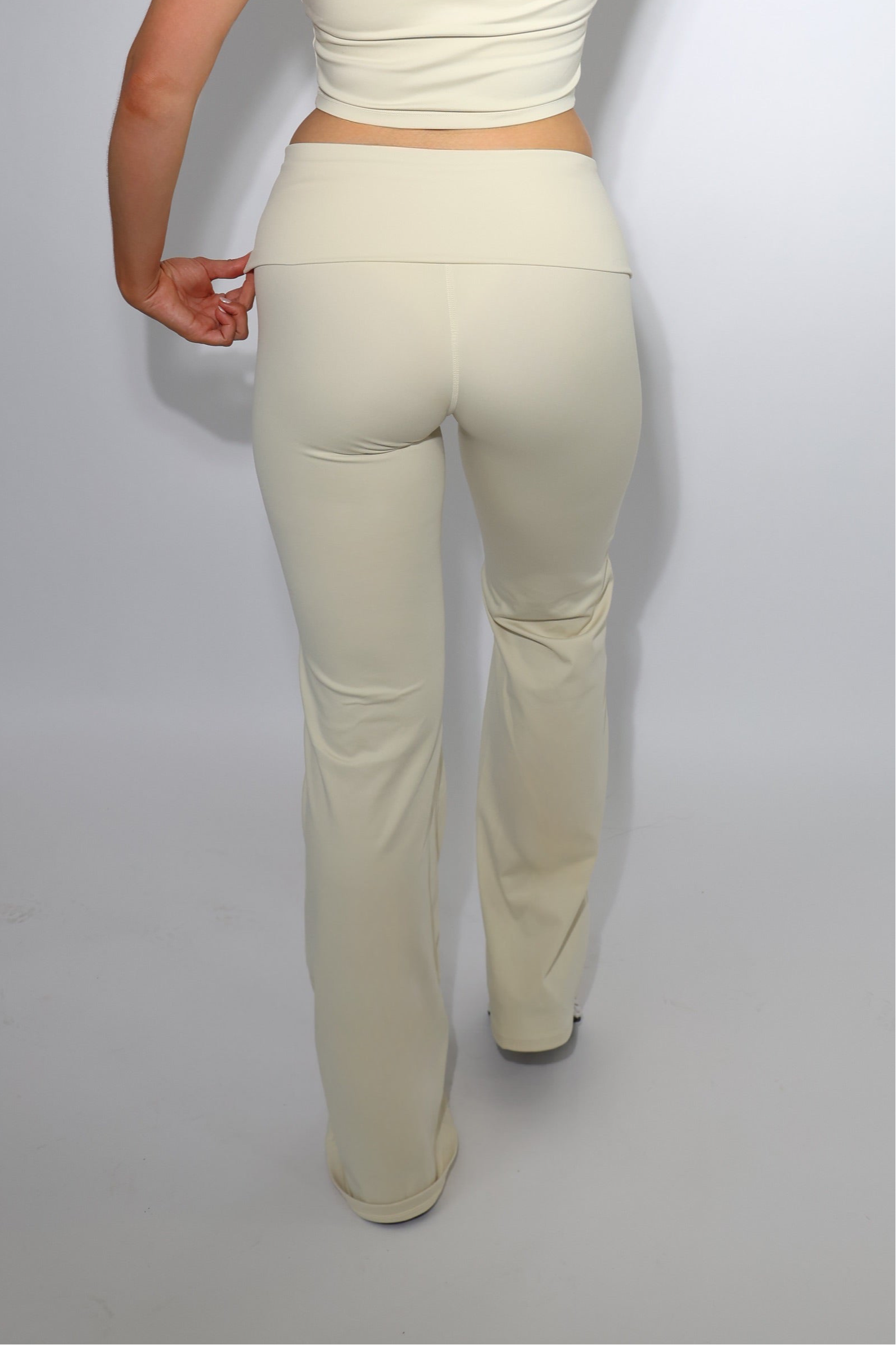 Pantalon évasé à taille retroussée