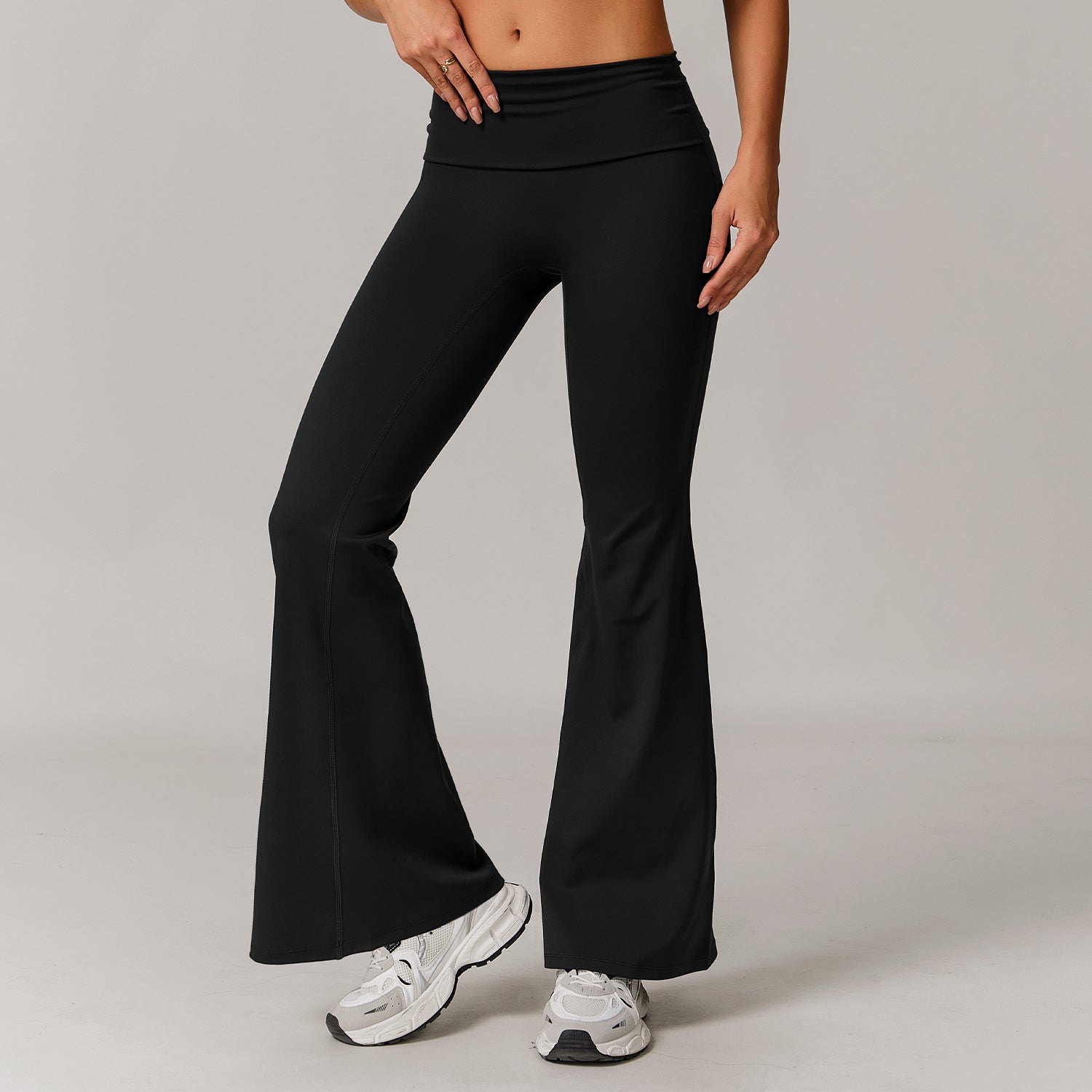 Pantalon évasé à taille retroussée